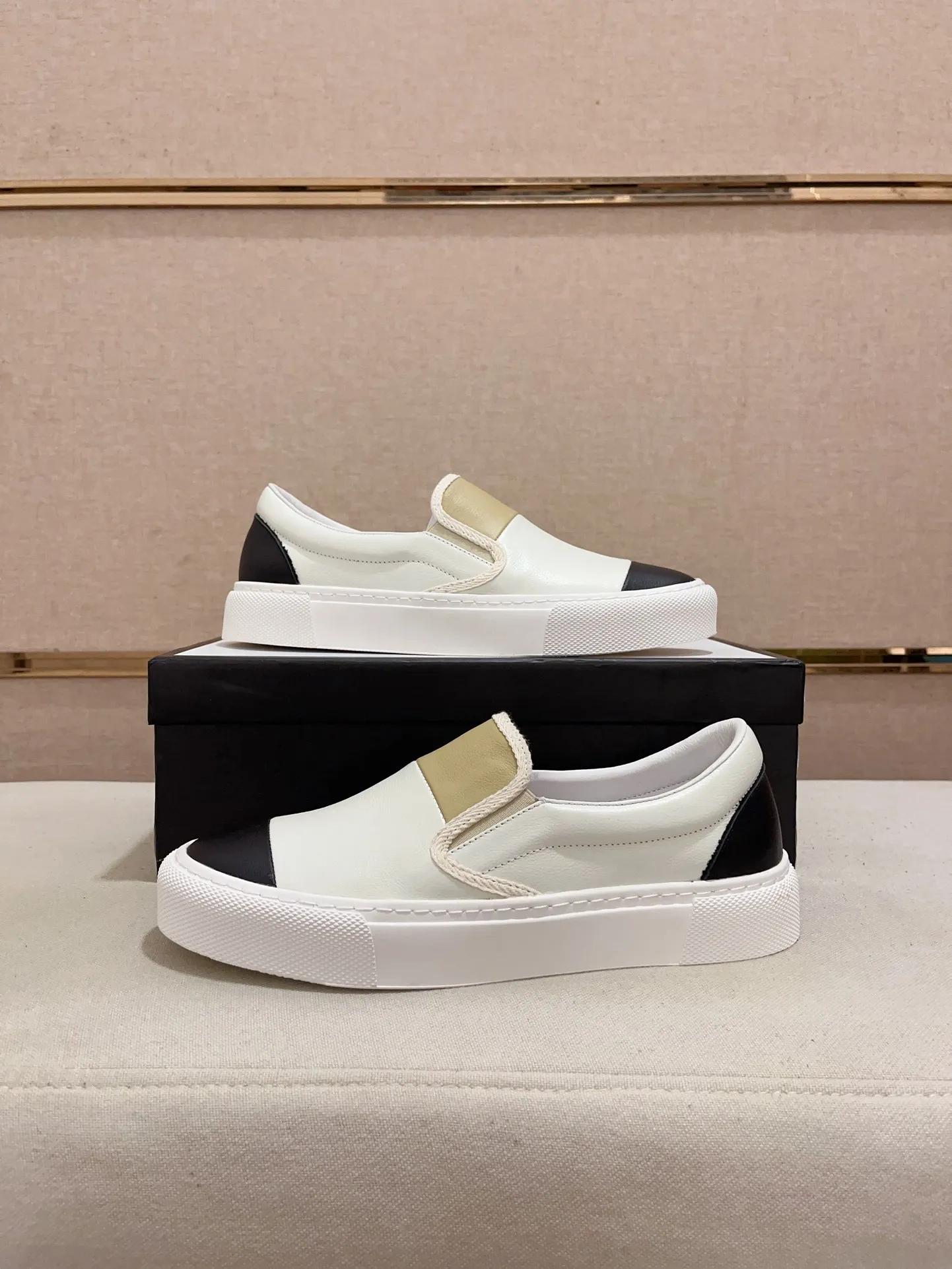 Men's shoes💰 440💰The new GUCCI (Gucci) counters are launched simultaneously. The new men's shoes, 😘fabrics are selected from imported cowhide, and the lining is sheepskin lining. 👍🏿 High-end ☄️ air-cushion molded anti-slip rubber outsole, exquisite lines, simple and elegant, comfortable and high-end for leisure travel. Code number: 38 to 44 (45 can be customized and cannot be returned or exchanged)